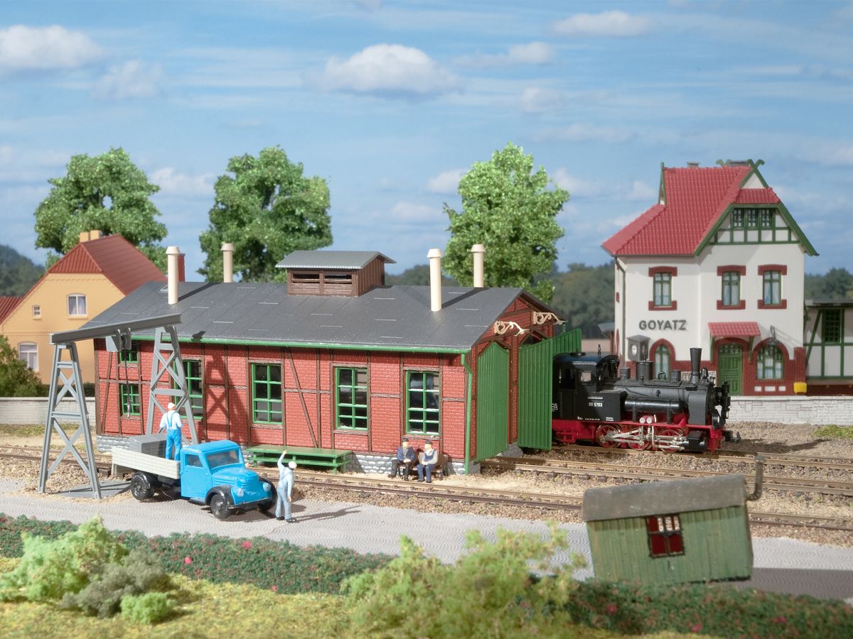 Auhagen H0 (1:87) 11355 - Lokschuppen für Schmalspurbahnen mit Bockkran | Modellbahn | Modelleisenbahn