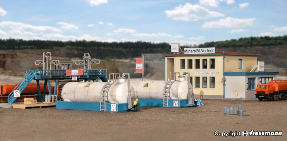 Kibri Z 36727 - Abfüllanlage mit Büro, zwei Tanks, zwei LKWs und Zubehör | Modellbahn | Modelleisenbahn