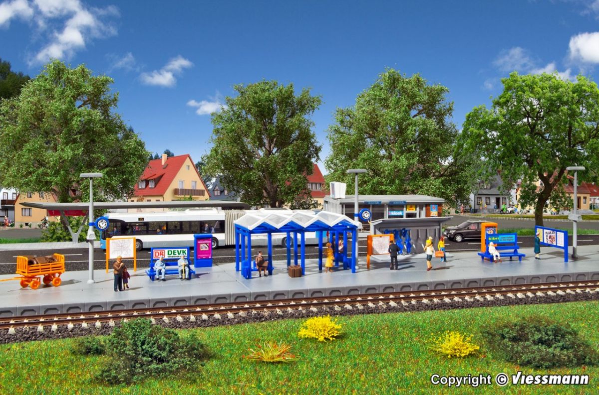 Kibri H0 (1:87) 38108 - Spur H0 Deko-Set Rund um den Bahnhof | Modellbahn | Modelleisenbahn