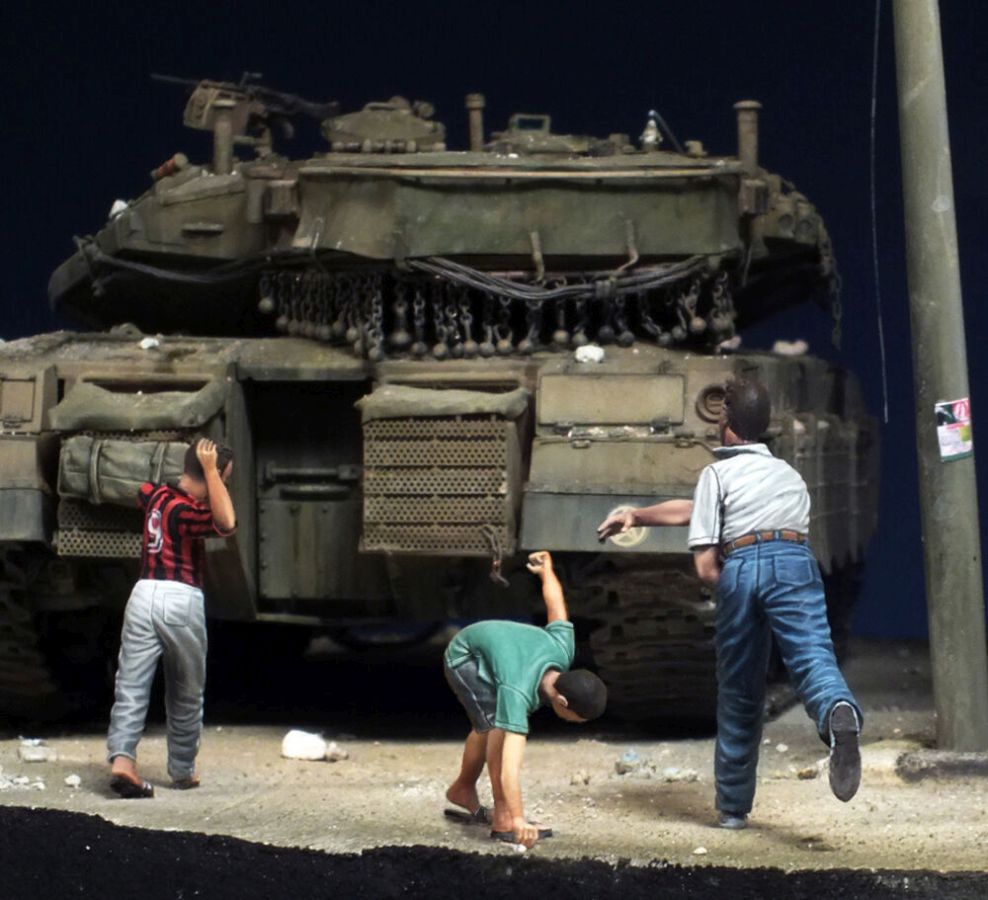 Royal Model RM749 - Boys throwing stones | Modellbau