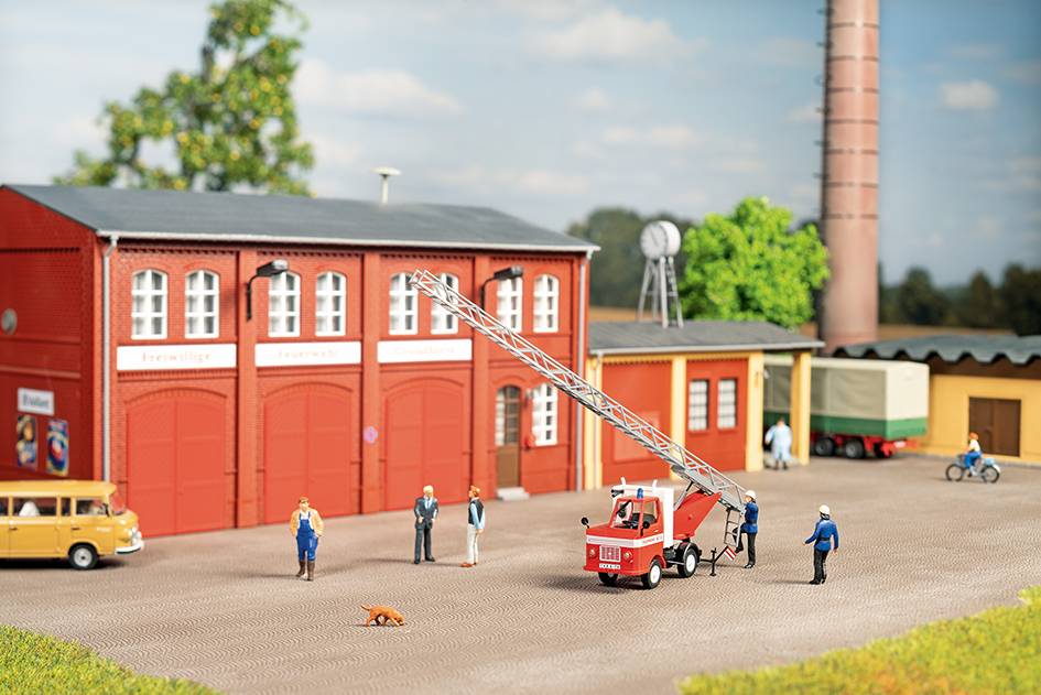 Auhagen H0 (1:87) 41686 - Multicar M22 Feuerwehr Drehleiter | Modellbahn | Modelleisenbahn
