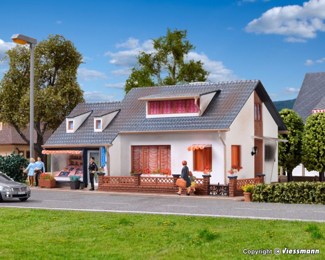 Vollmer H0 (1:87) 43723 - Wohnhaus mit Laden | Modellbahn | Modelleisenbahn