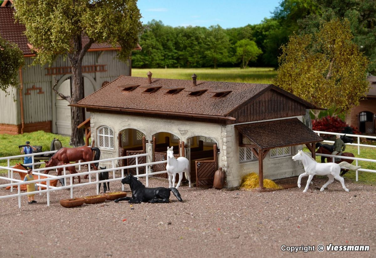 Vollmer H0 (1:87) 43790 - Reitsstall mit Pferdekoppel und Pferden | Modellbahn | Modelleisenbahn