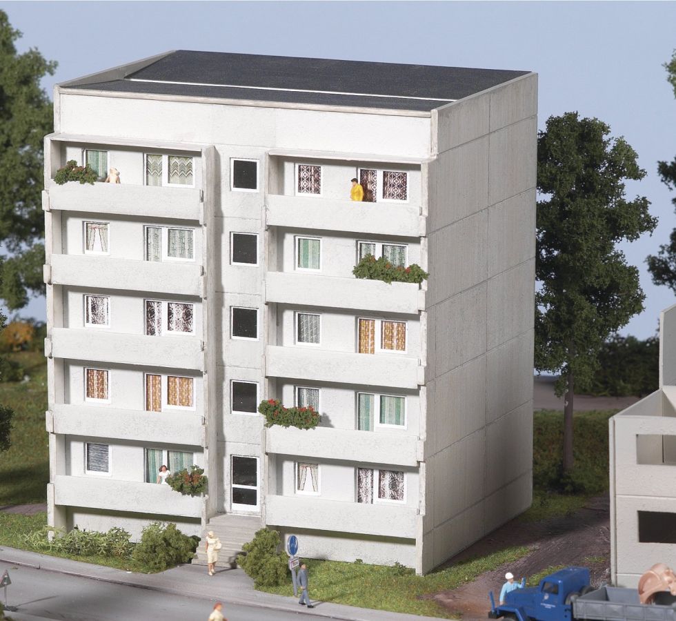 Piko H0 (1:87) 61146 - Plattenbau Wohnblock WBS70, Basis-Set Modellbahn